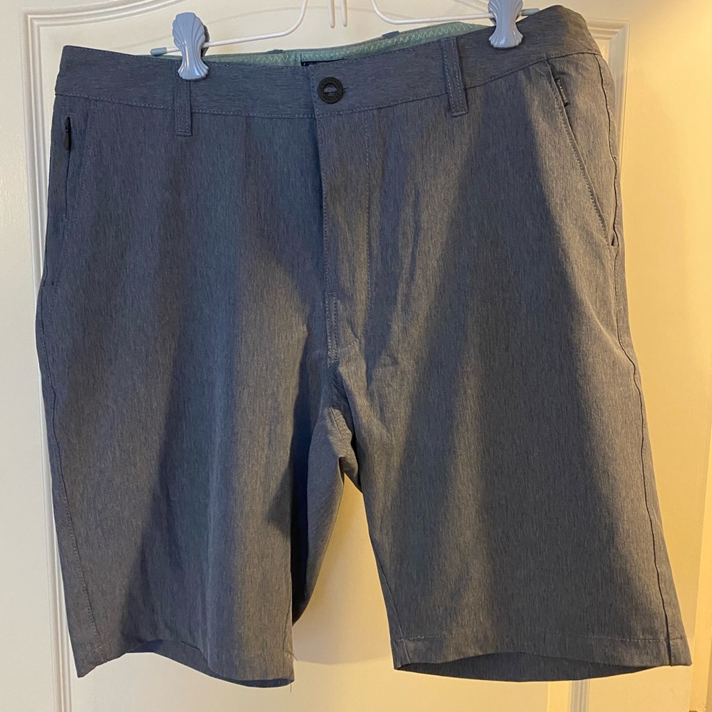 7 Diamonds performance, men’s shorts, size 33. Nice!